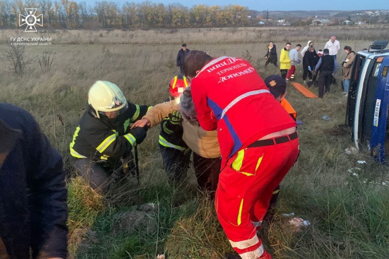 В Тернопільській області з'їхав з траси і перекинувся рейсовий автобус: які наслідки (ФОТО) 12 В Тернопільській області з'їхав з траси і перекинувся рейсовий автобус: які наслідки (ФОТО)