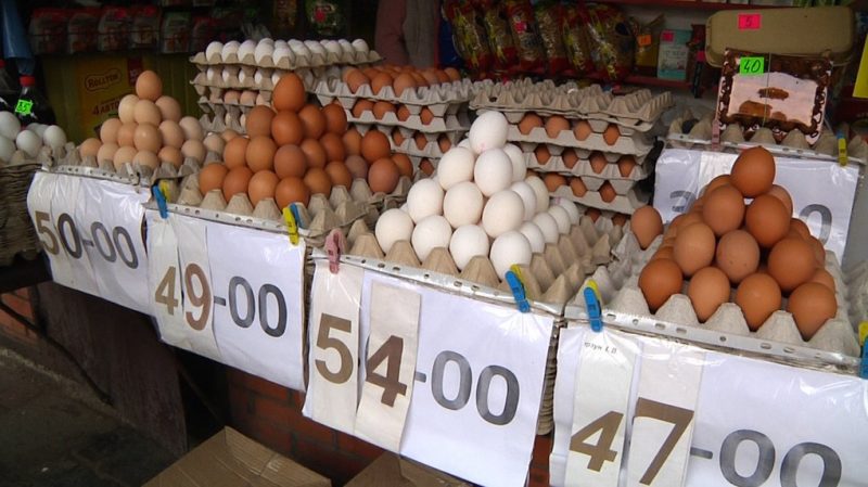 "Золоті" яйця: в Україні їх вартість може зрости до 100 гривень за десяток