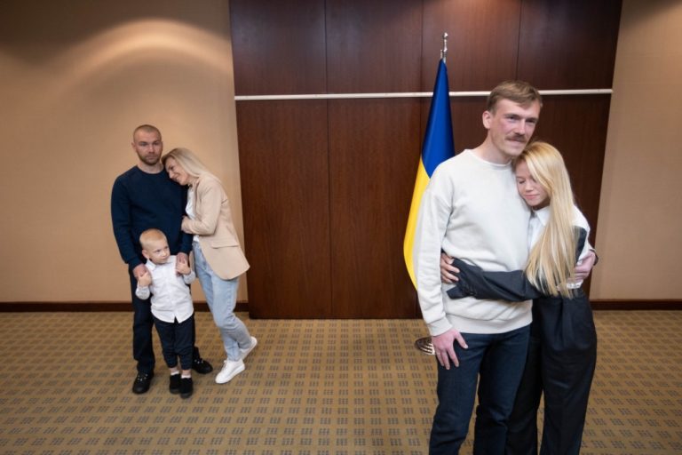 Бійці "Азовсталі" зустрілися з рідними у Туреччині: зворушливі фото 1 74bb4fafbcbdd753b4bff15b7c1b90f6 1664795886 extra large