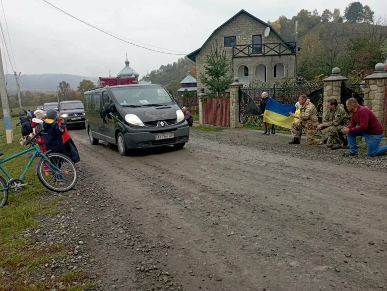 На Надвірнянщину прибув скорботний кортеж із тілом воїна Миколи Сопилюка (ФОТО) 12 8c9c3deeea2b76dde2a3d600eee56e7d