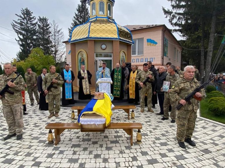 Городенківська громада зустріла тіло полеглого бійця (ФОТО) 11 FB IMG 1665646494355