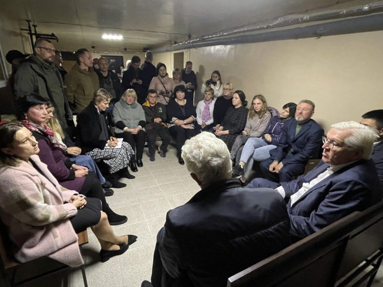 В Україні президенту Німеччини Штайнмаєру довелося ховатися в укритті (ФОТО) 8 Просидів півтори години: в Україні президенту Німеччини Штайнмаєру довелося ховатися в укриття (ФОТО)
