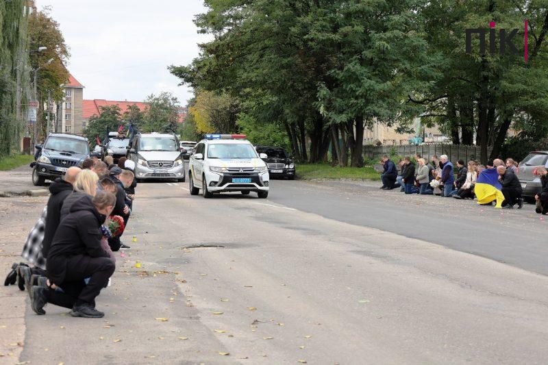 Франківці на колінах зустріли скорботний кортеж із тілом Героя (ФОТОРЕПОРТАЖ) 4 IMG 7799 resize scaled