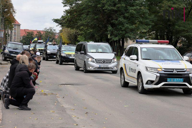 Франківці на колінах зустріли скорботний кортеж із тілом Героя (ФОТОРЕПОРТАЖ) 5 IMG 7810 resize scaled
