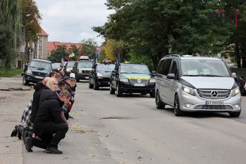 Франківці на колінах зустріли скорботний кортеж із тілом Героя (ФОТОРЕПОРТАЖ) 6 IMG 7830 resize scaled