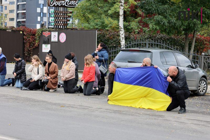 Франківці на колінах зустріли скорботний кортеж із тілом Героя (ФОТОРЕПОРТАЖ) 7 IMG 7928 resize scaled