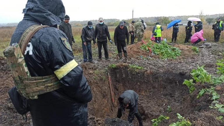 На Харківщині знайшли масове поховання, у якому знаходиться щонайменше 17 людей 8 WQuZUpGuDEd1eBNbav2lvrfMix1g5k6F2syb6MyR