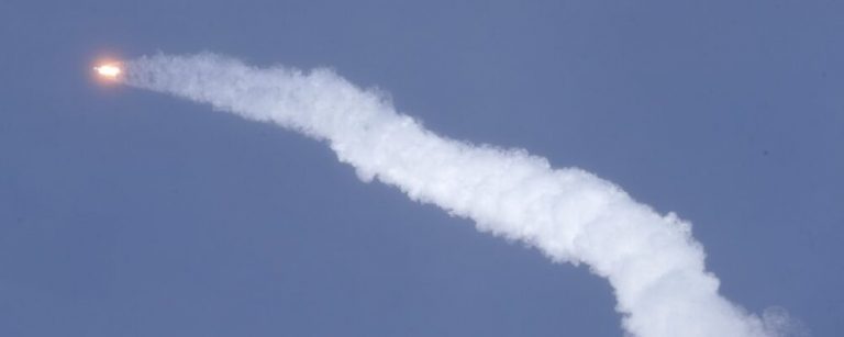 У Києві пролунали кілька вибухів: куди впали уламки ракети
