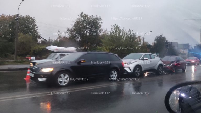 У Франківську зіштовхнулися одразу три легкові автомобілі (ФОТОФАКТ) 12 photo 2022 10 03 18 46 15