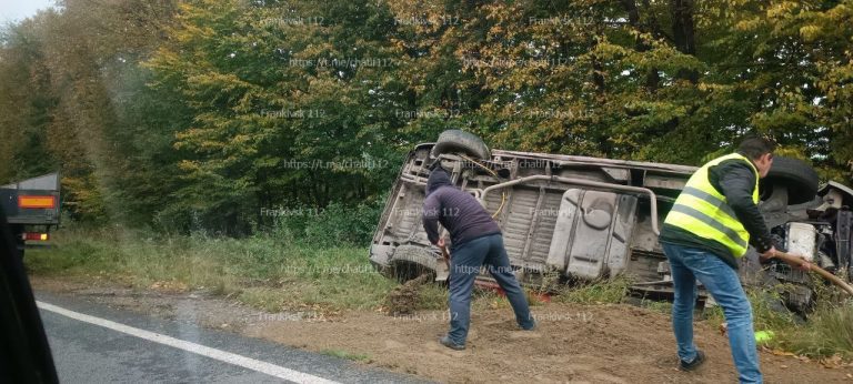 Ранкова ДТП на Прикарпатті: перекинулася легкова автівка (ФОТОФАКТ) 6 photo 2022 10 04 09 15 06
