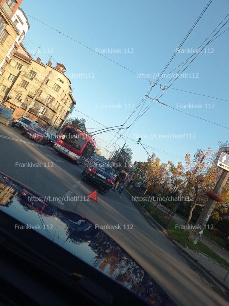 У Франківську на Незалежності трапилася аварія (ФОТОФАКТ) 9 photo 2022 10 27 17 05 10 2