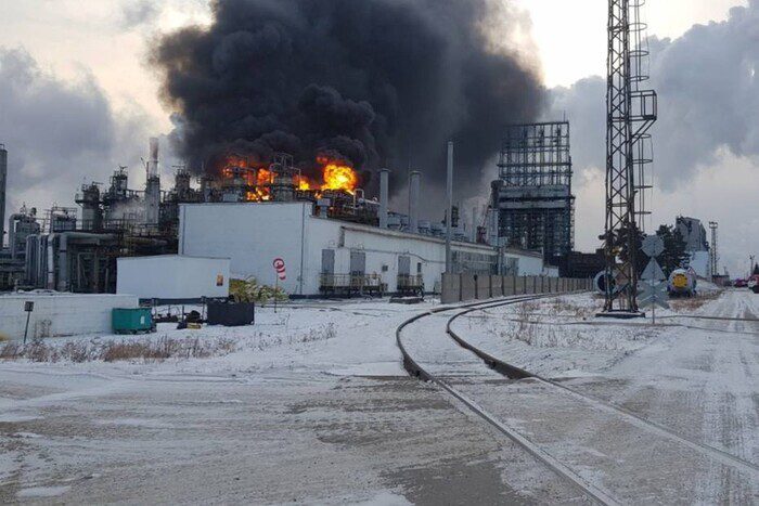У рф горить найбільший нафтохімічний комбінат Сибіру (ФОТО)