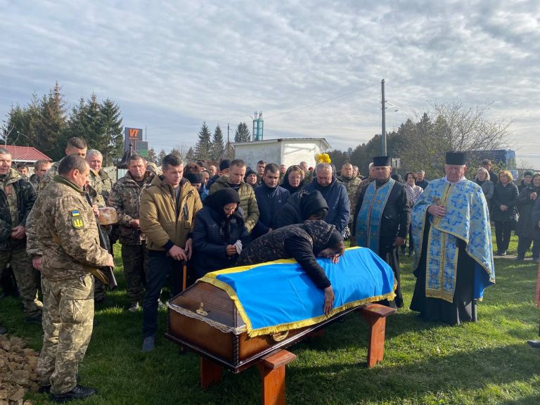На Івано-Франківщині провели в останню дорогу воїна Дмитра Керницького (ФОТО) 6 2 4