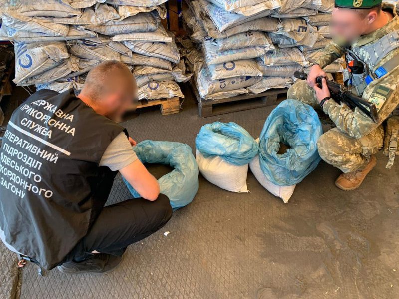 "Чорний" кокаїн у контейнерах зі шлаком прибув у порт Одеси з Латинської Америки (ФОТО)