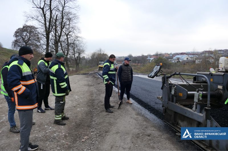 На Прикарпатті дорожники асфальтують дорогу на під'їзді до Рогатина (ФОТО)