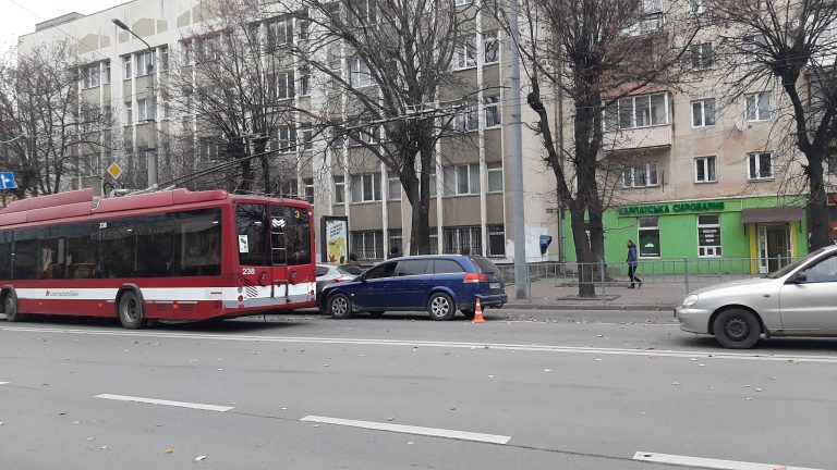 Ранкова ДТП у Франківську: не розминулися дві автівки (ФОТО) 6 313341541 1452485265277873 3676021870048142361 n