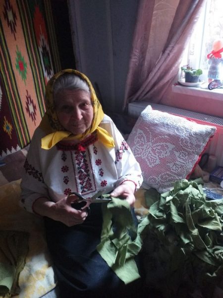 Найстарша волонтерка: у Косові 93-річна жінка плете сітки для ЗСУ (ФОТО)