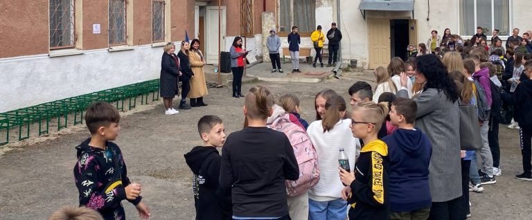 Ідея зародилася ще рік тому: у Надвірній з металевої частини старих парт зробили велостоянку (ФОТО) 11 Ідея зародилася ще рік тому: у Надвірній з металевої частини старих парт зробили велостоянку (ФОТО)