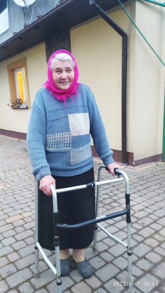 Найстарша волонтерка: у Косові 93-річна жінка плете сітки для ЗСУ (ФОТО)
