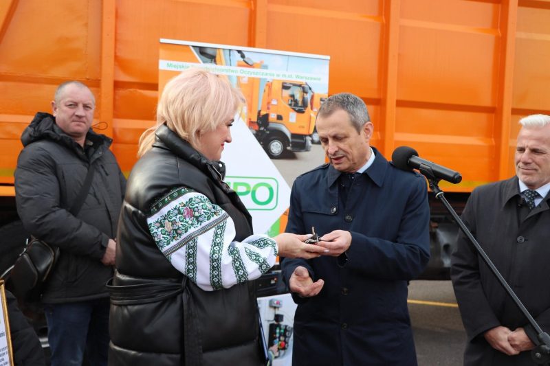 Потрібний подарунок: Вигодська громада отримала сміттєвоз від Польщі (ФОТО)
