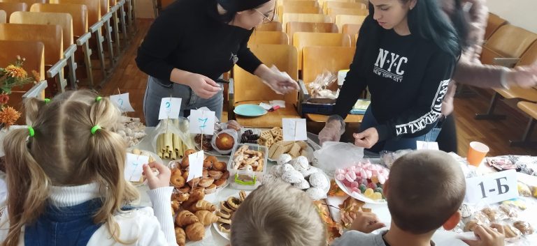 Калуські школярі на солодкому ярмарку зібрали гроші для ЗСУ (ФОТО) 11 315468353 665544851861924 8390318651999778985 n