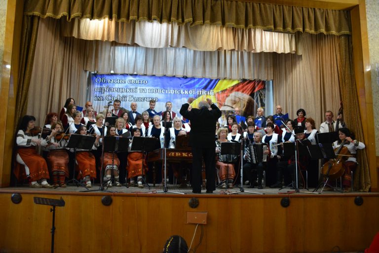 Щоб допомогти ЗСУ: у Надвірні провели фестиваль стрілецької та повстанської пісні (ФОТО) 12 315529547 548060680479799 5566288722202790084 n