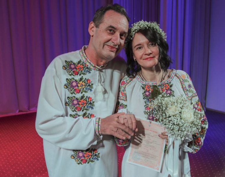 Одружилися на сцені: у Калуші відбулася особлива реєстрація шлюбу (ФОТО)