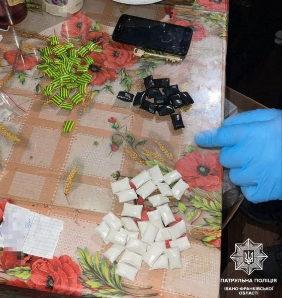 У Франківську чоловік вирішив добровільно віддати поліцейським 70 згортків з наркотиками (ФОТО)