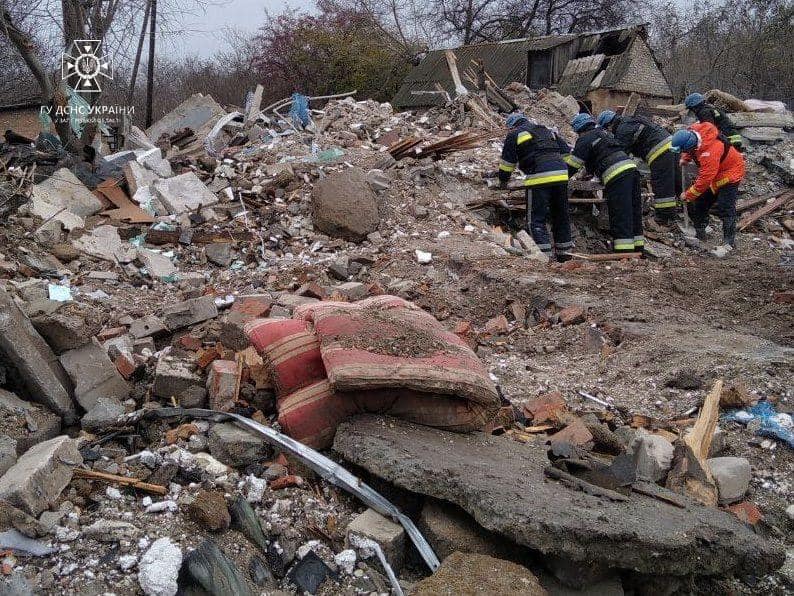 Ракетний удар по Запоріжжю: з-під завалів рятувальники дістали тіла 9 людей (ФОТО)