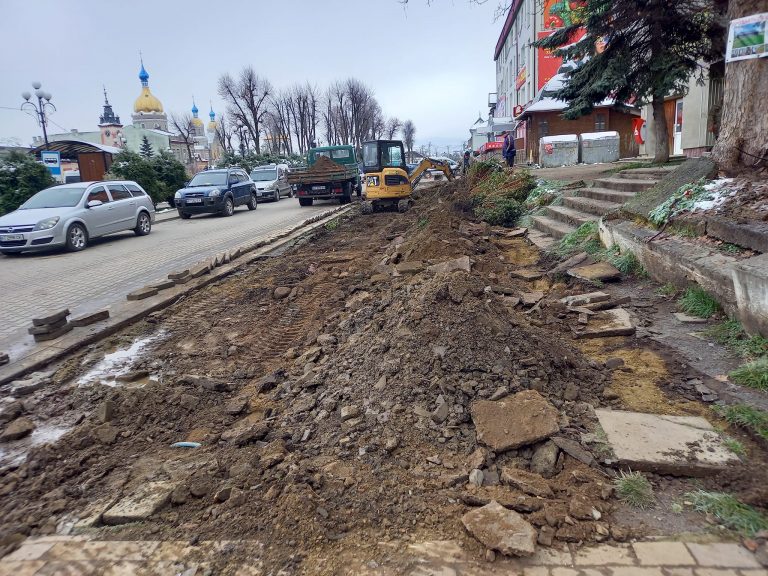 Вирівнюють територію: у Болехові кладуть бруківку на пішохідні доріжки (ФОТО) 12 Вирівнюють територію: у Болехові кладуть бруківку на пішохідні доріжки (ФОТО)