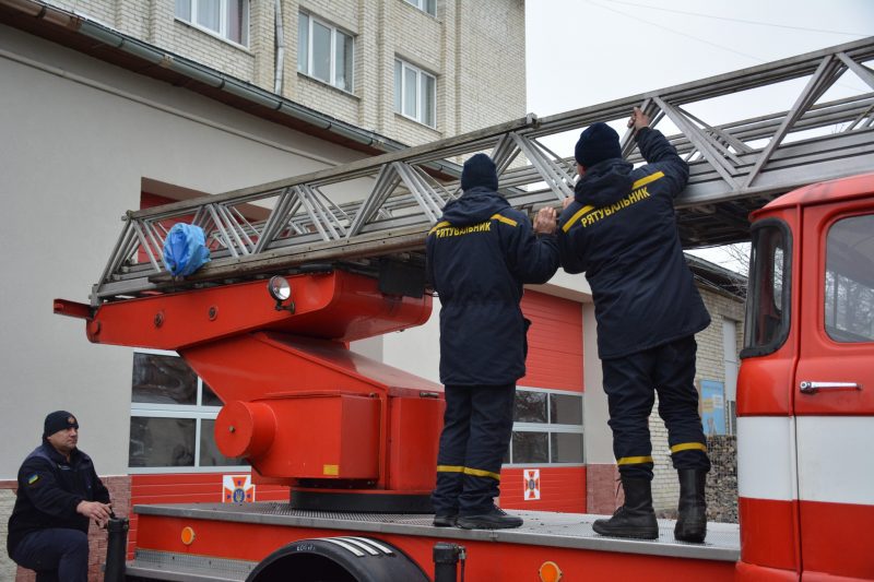 Щоб рятувати людей: у Надвірній рятувальникам передали автодрабину з Чехії (ФОТО)