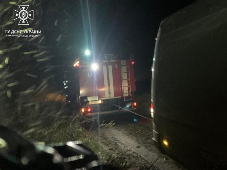 Біля Бурштина рятувальники витягували мікроавтобус, який з'їхав з дороги (ФОТО)