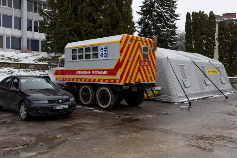 Тут нічого не працює: на Тернопільщині в "Пункт незламності" не впустили жінку з дитиною 10 Тут нічого не працює: на Тернопільщині в "Пункт незламності" не впустили жінку з дитиною