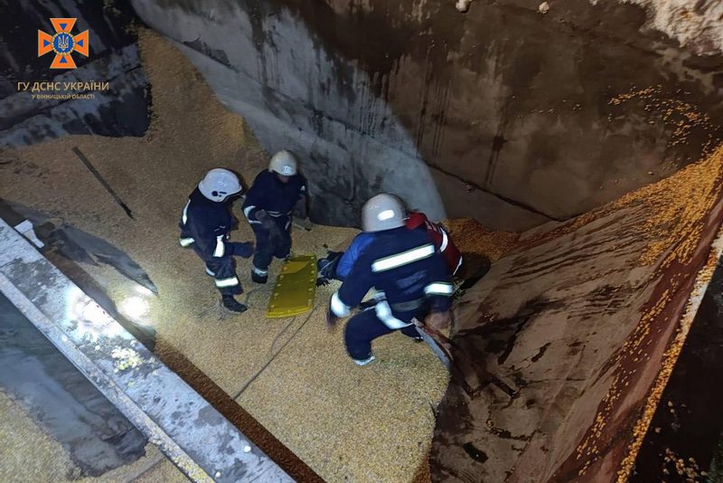 На Вінниччині рятувальники витягнули тіло чоловіка з 50-тонного бункера з кукурудзою