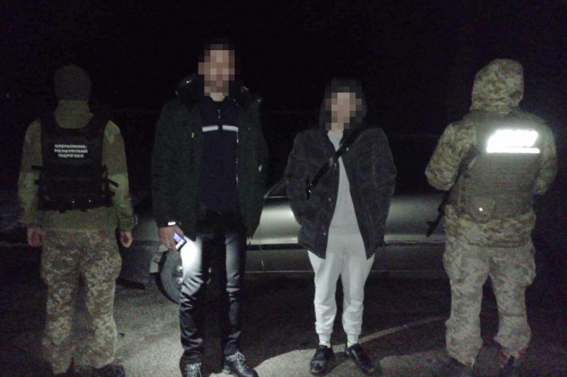 Є і з Прикарпаття: на кордоні з Молодовою затримали 13 чоловіків-ухилянтів (ФОТО)