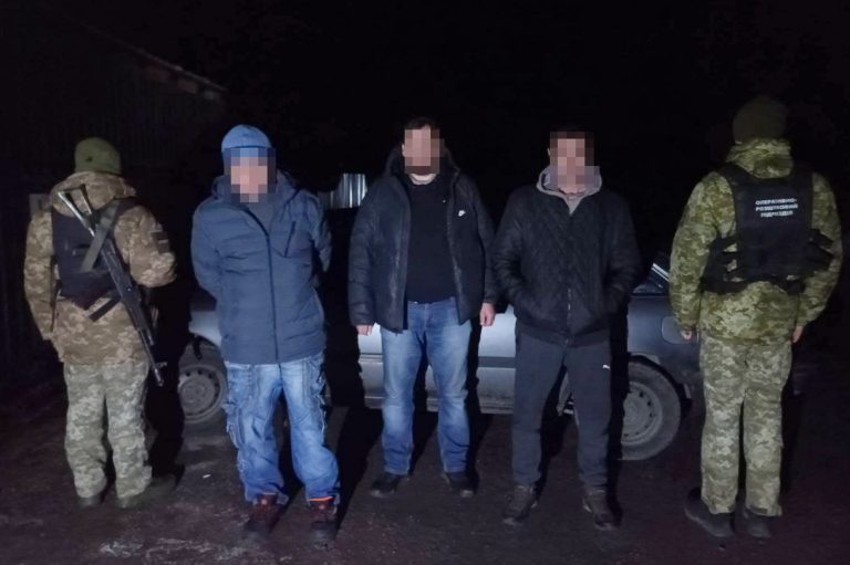 Є і з Прикарпаття: на кордоні з Молодовою затримали 13 чоловіків-ухилянтів (ФОТО) 12 Є і з Прикарпаття: на кордоні з Молодовою затримали 13 чоловіків-ухилянтів (ФОТО)