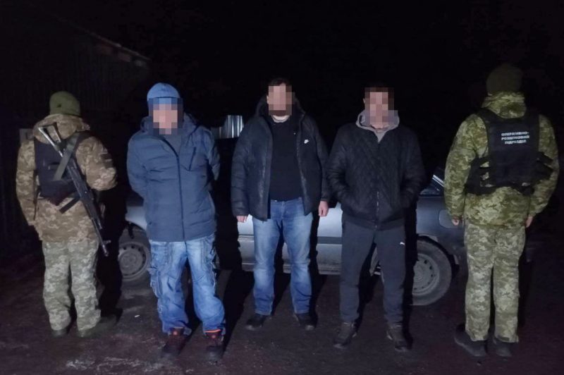 Є і з Прикарпаття: на кордоні з Молодовою затримали 13 чоловіків-ухилянтів (ФОТО)