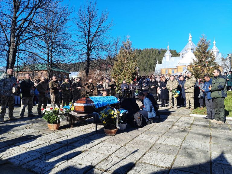 Сум огортає серце: Верховинщина прощається із воїном Ігорем Сем'яном (ФОТО) 9 5 4