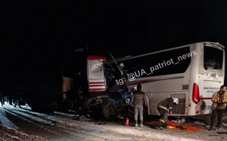У Латвії за 2 км від кордону з Естонією автобус з українськими військовими потрапив у ДТП