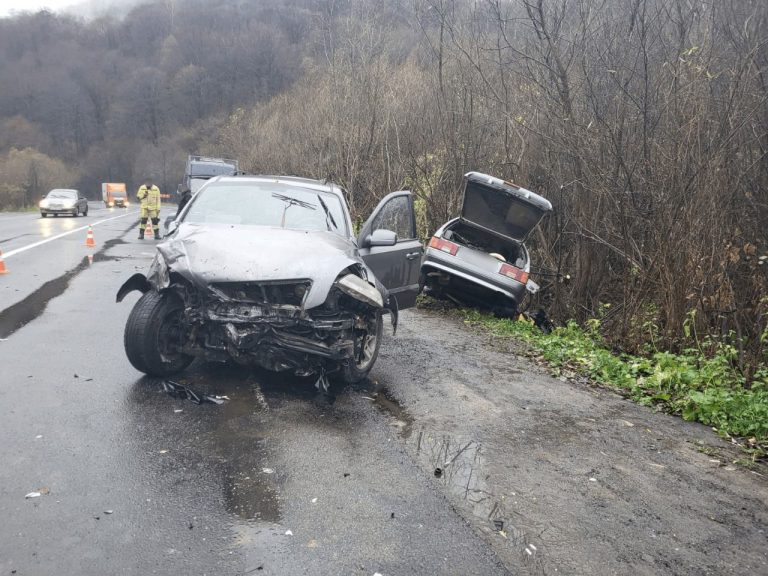 Внаслідок лобового зіткнення на Закарпатті загинули двоє людей (ФОТО) 8 637890038ff23348419469