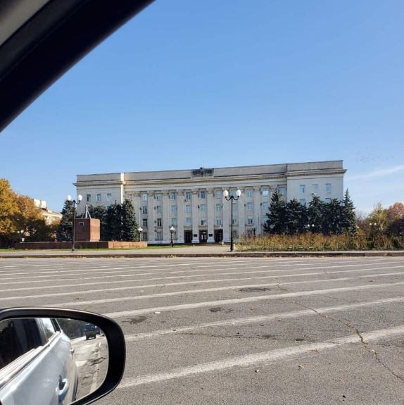 З будівлі Херсонської облдержадміністрації зник російський прапор (ФОТО)