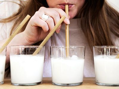 Стало відомо, чому скисає молоко і як зберегти його свіжість надовго