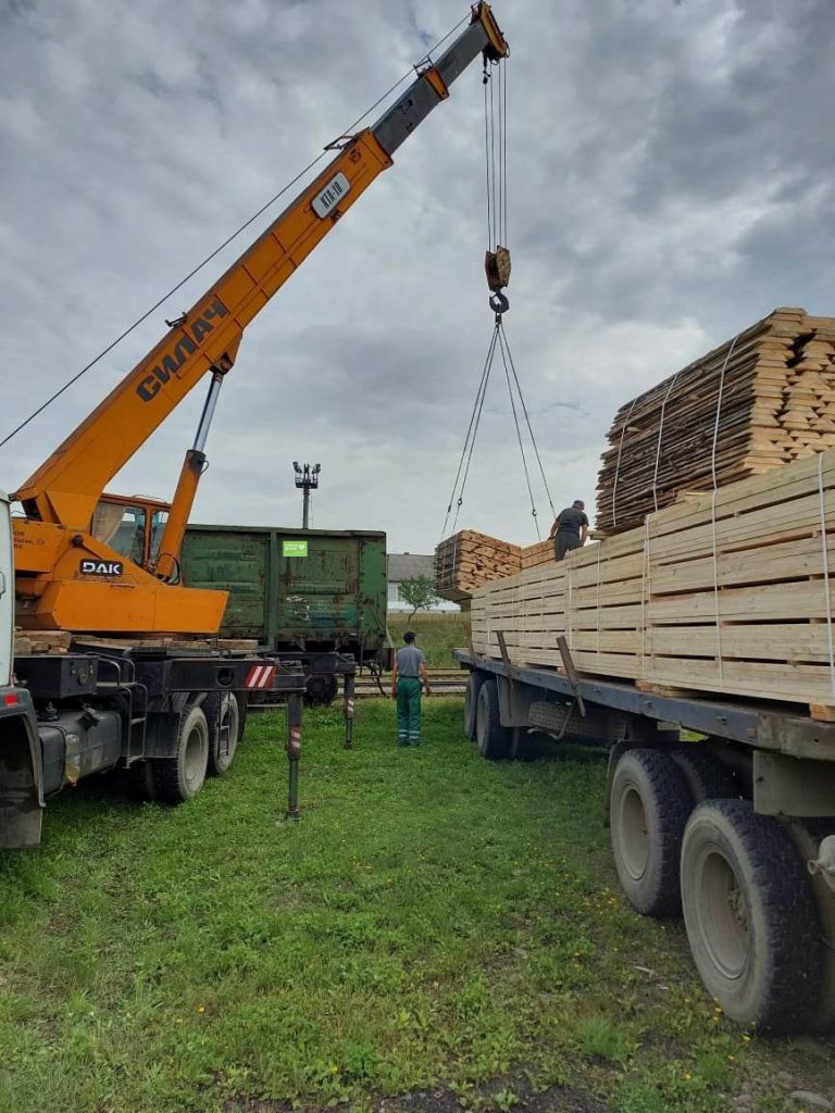 З Прикарпаття на Донеччину відправили 760 кубометрів дров: на які потреби (ФОТО) 10 З Прикарпаття на Донеччину відправили 760 кубометрів дров: на які потреби (ФОТО)
