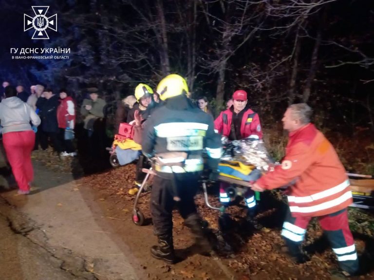 У Франківську автобус "Богдан" врізався в дерево, є постраждалі (ФОТО) 3 photo 2022 11 07 18 31 33 3