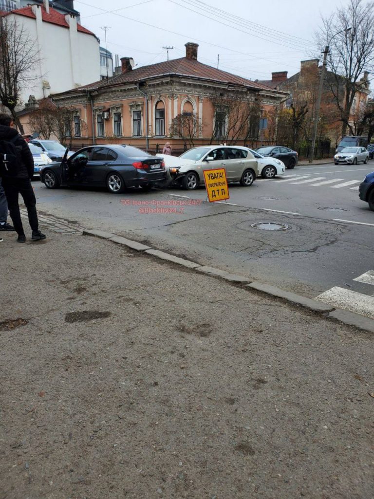 ДТП на перехресті Чорновола-Матейки: деякі комунальні автобуси курсують в об'їзд (ФОТО, ВІДЕО) 11 photo 2022 11 14 10 32 50