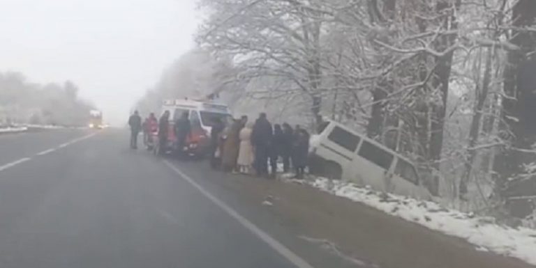 Неподалік Франківська сталася аварія: не розминулися бус та легковик (ВІДЕО) 5 photo 2022 11 21 08 26 3611
