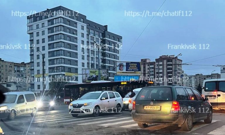 Вечірня ДТП у Франківську: рух транспорту ускладнений (ФОТОФАКТ) 9 photo 2022 11 30 16 33 14 2