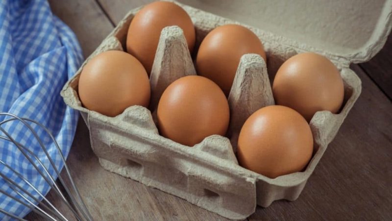 Не поспішайте викидати: що можна зробити з яєчного лотка