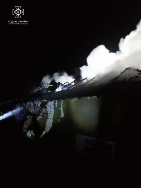 На Снятинщині рятувальники понад годину гасили пожежу крівлі житлового будинку (ФОТО)