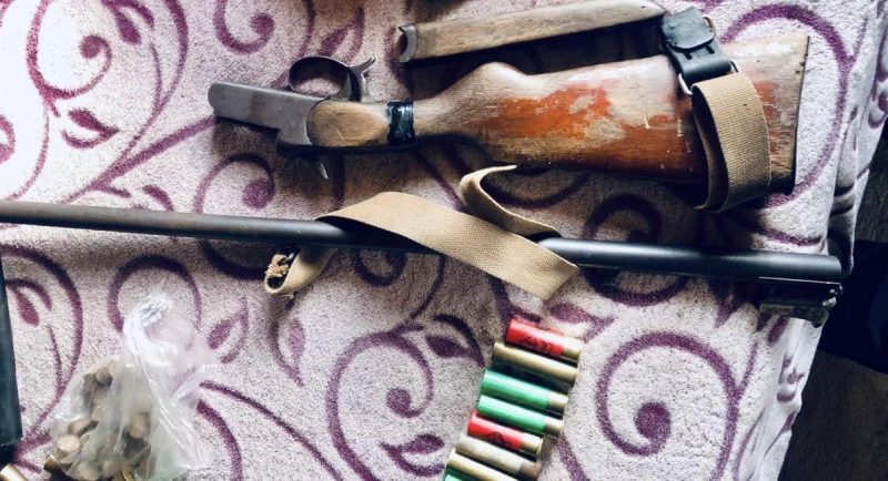 Рушницю, набої та гільзи: на Верховинщині вдома у чоловіка знайшли зброю (ФОТО)